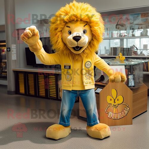 Mascotte Redbrokoly De Personnage De Lion Jaune Habillé D'un Jean Bootcut Et D'épingles À Cheveux