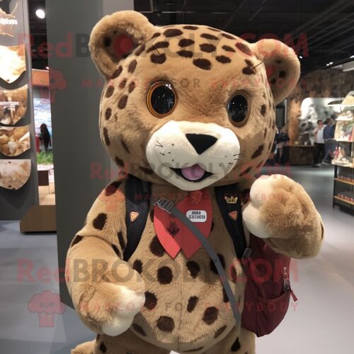Personnage De Costume De Mascotte Redbrokoly De Léopard Marron Habillé D'une Chemise Henley Et De Sacs À Dos