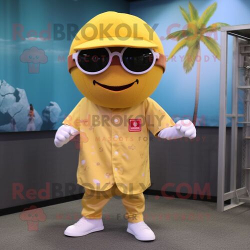 Personnage De Costume De Mascotte Redbrokoly De Cerise Dorée Habillé D'un Tee-Shirt De Baseball Et De Lunettes De Soleil