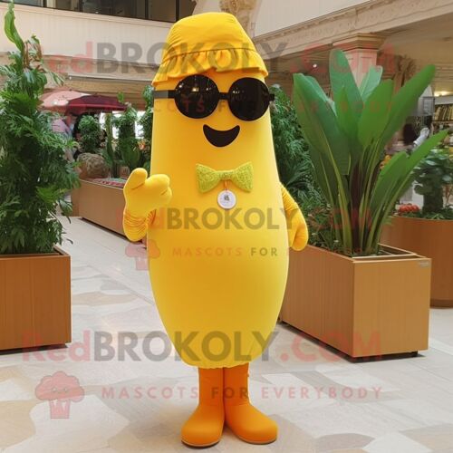 Personnage De Costume De Mascotte Redbrokoly De Carotte Jaune Habillé D'une Robe Longue Et De Lunettes De Soleil