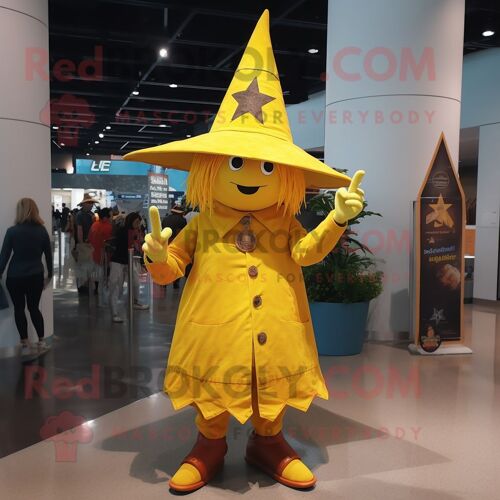 Mascotte Redbrokoly De Chapeau De Sorcière Jaune Habillée D'un Jean Mom Et D'épinglettes