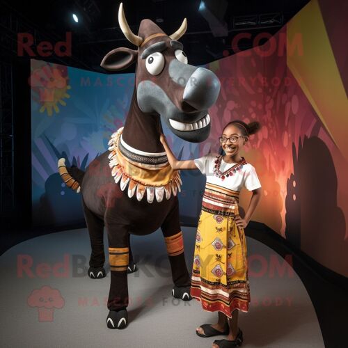 Mascotte Redbrokoly De Personnage D'okapi Noir Habillé D'une Robe Midi Et De Châles