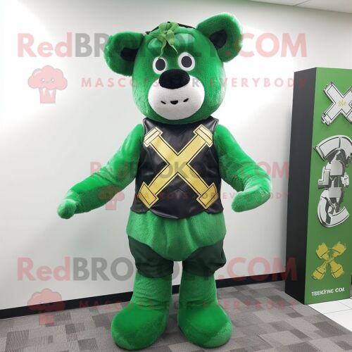 Costume De Mascotte Redbrokoly De Croix Celtique Vert Forêt Habillé D'un Débardeur Et De Boucles D'oreilles