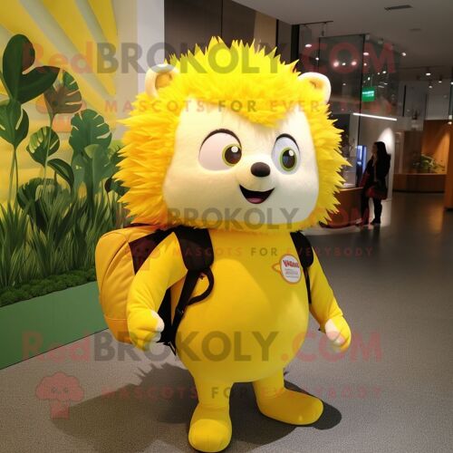 Personnage De Costume De Mascotte Redbrokoly De Hérisson Jaune Citron Habillé D'un T-Shirt Graphique Et De Sacs À Dos
