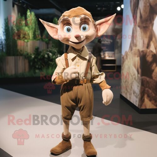 Personnage De Costume De Mascotte Redbrokoly Tan Elf Habillé D'une Chemise Boutonnée Et De Bretelles