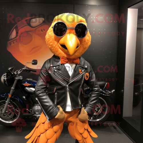 Mascotte Redbrokoly De Personnage De Pintade Orange Vêtu D'un Blouson De Motard Et De Pochettes De Costume