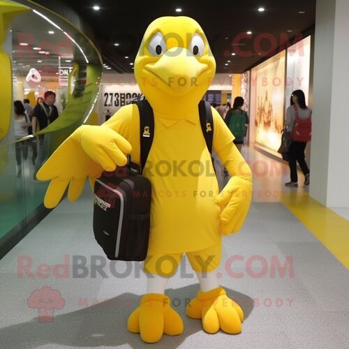 Personnage De Costume De Mascotte Redbrokoly D'aigle Jaune Habillé D'un Jogging Et De Sacs Messenger