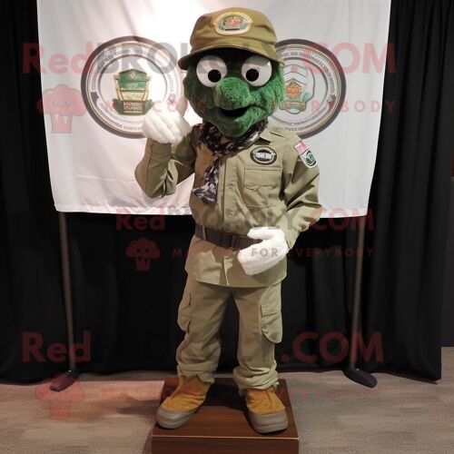 Personnage De Costume De Mascotte Redbrokoly De Béret Vert Crème Habillé D'une Chemise Boutonnée Et De Clips D'écharpe