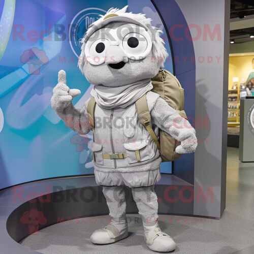 Personnage De Costume De Mascotte Redbrokoly De Montre-Bracelet Grise Habillé D'un Chemisier Et De Sacs À Dos