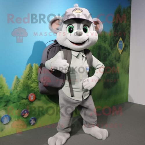 Personnage De Costume De Mascotte Redbrokoly De Montre-Bracelet Grise Habillé D'un Chemisier Et De Sacs À Dos