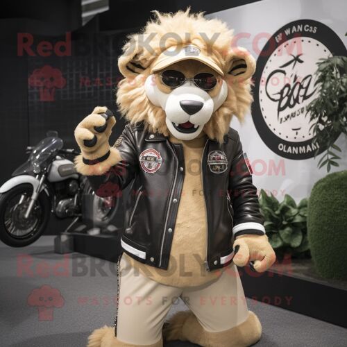 Mascotte Redbrokoly De Personnage De Lion Beige Habillé D'un Blouson De Motard Et De Bonnets