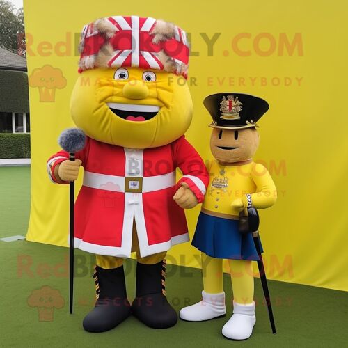 Personnage De Costume De Mascotte Redbrokoly De La Garde Royale Britannique Jaune Habillé D'une Chemise De Rugby Et De Ceintures De Smoking