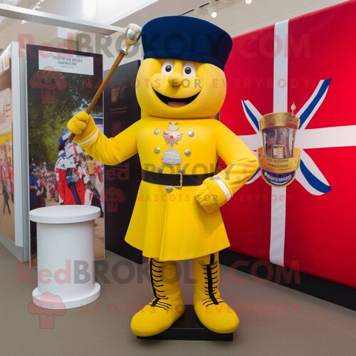 Personnage De Costume De Mascotte Redbrokoly De La Garde Royale Britannique Jaune Habillé D'une Chemise De Rugby Et De Ceintures De Smoking