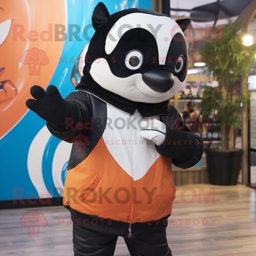Personnage De Costume De Mascotte Redbrokoly Peach Killer Whale Habillé D'une Parka Et Cummerbunds