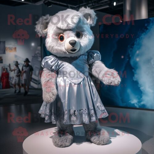 Mascotte Redbrokoly De Personnage En Argent Teddy Bear Habillé D'une Robe Et D'épingles À Cheveux