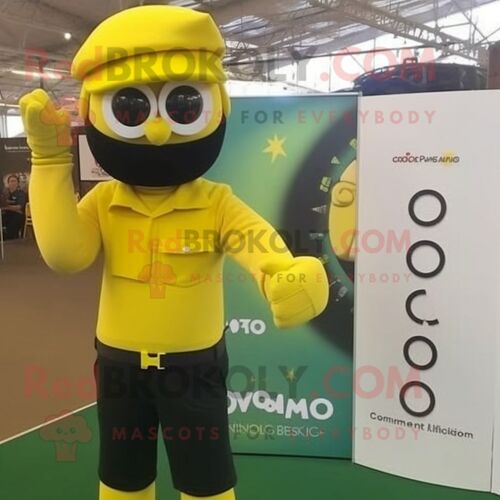 Mascotte Redbrokoly De Personnage Para Commando Jaune Habillé D'un Polo Et De Montres Bracelet