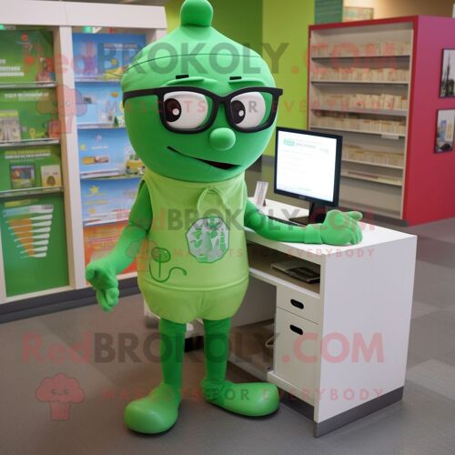 Mascotte Redbrokoly D'ordinateur Vert Déguisé En Personnage Habillé D'un Jeans Et De Lunettes De Lecture