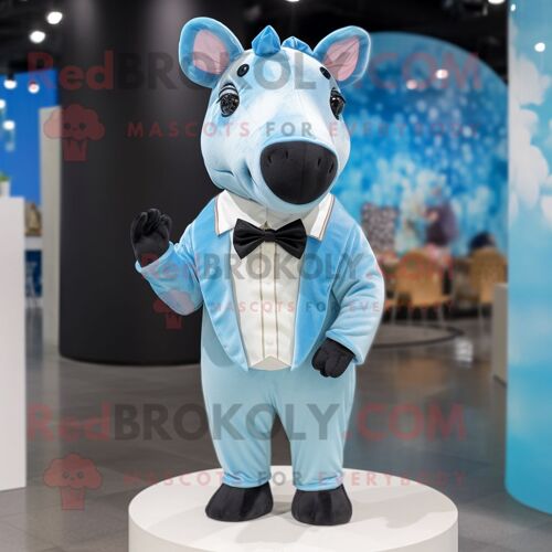 Personnage De Costume De Mascotte Redbrokoly De Tapir Bleu Ciel Habillé D'une Robe Et De Noeuds Papillon