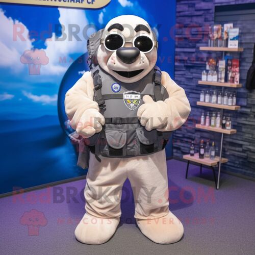 Personnage De Costume De Mascotte Redbrokoly Navy Seal Habillé Avec Un Sweat-Shirt Et Des Sacs À Dos