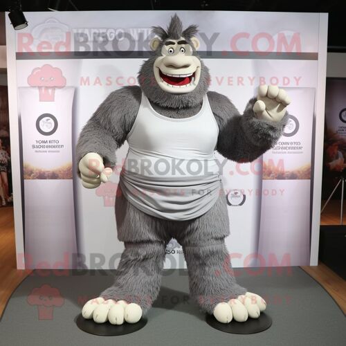 Personnage De Costume De Mascotte Redbrokoly D'homme Fort Gris Habillé D'une Jupe Plissée Et De Bracelets De Cheville