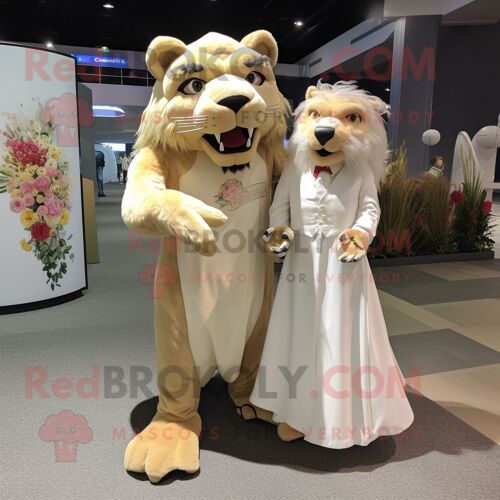 Personnage De Costume De Mascotte Redbrokoly Tan Smilodon Habillé D'une Robe De Mariée Et De Sacs À Dos