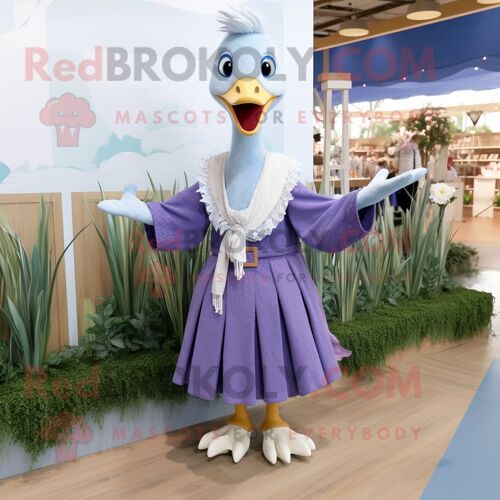 Personnage De Costume De Mascotte Redbrokoly Lavender Swans Habillé D'une Chemise Chambray Et De Châles