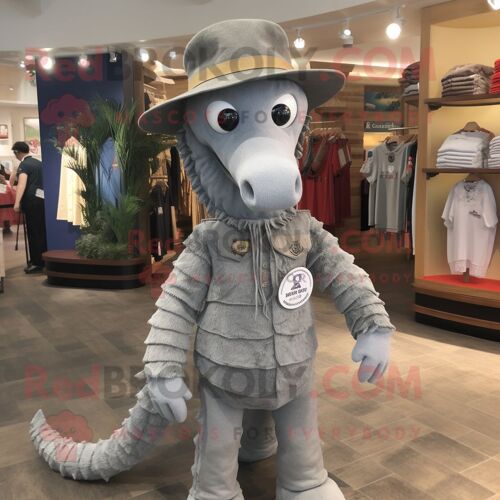 Personnage De Costume De Mascotte Redbrokoly D'hippocampe Gris Habillé D'un T-Shirt Henley Et De Chapeaux