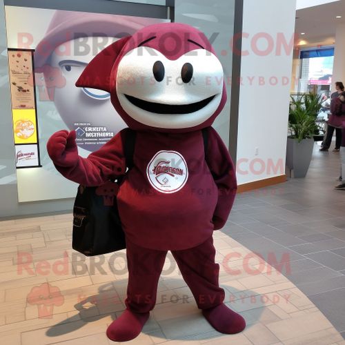 Personnage De Costume De Mascotte Redbrokoly Maroon Stingray Habillé D'un Col Roulé Et De Sacs À Dos
