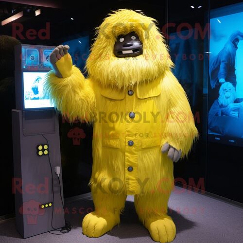 Personnage De Costume De Mascotte Redbrokoly De Yéti Jaune Citron Habillé D'un Imperméable Et De Montres Numériques