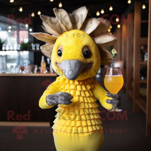 Personnage De Costume De Mascotte Redbrokoly De Tatou Jaune Habillé D'une Robe De Cocktail Et De Bonnets