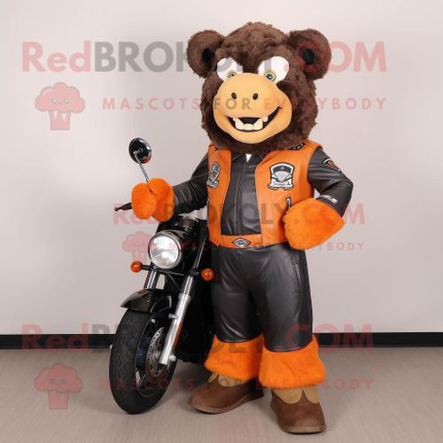 Personnage De Costume De Mascotte Redbrokoly Peach Buffalo Habillé D'une Veste De Motard Et De Coussinets Pour Les Pieds