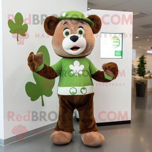 Personnage De Costume De Mascotte Redbrokoly De Trèfle À Quatre Feuilles Marron Habillé D'un T-Shirt Henley Et De Gants