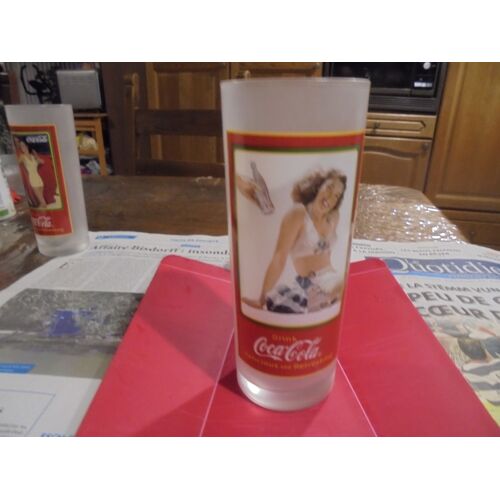 Superbe Verre Coca-Cola 33 Cl Décor Vintage- Haut 17 Cm Dia 7 Cm - Verre Dépoli - Fond Épais-Décor Affiche Vintage. Logo "Drink Coca-Cola Delicious And Refreshing"- Dame En 2 Pièce. Ref 110/1