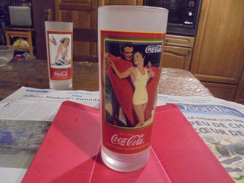 Superbe Verre Coca-Cola 33 Cl Décor Vintage- Haut 17 Cm Dia 7 Cm - Verre Dépoli - Fond Épais-Décor Affiche Vintage. Logo "Drink Coca-Cola Delicious And Refreshing"- .