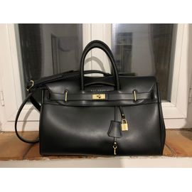 Sac bandoulière amovible et réglable. 2 poches plates intérieures, 1 poche intérieure zippée, 1 cadenas décoratif, finitions métalliques dorées.