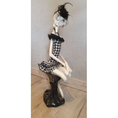 Statuette chat noire et blanche. Hauteur 55cm largeur maxi 18cm