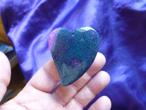 Pendentif Coeur En Agate. Bleu Et Rose Avec Veines De Dragon. 5.2 Cm. Magnifique Pierre Aux Couleurs Lumineuses, Une Véritable Merveille. Parfaite Pour Offrir. Lot 1656