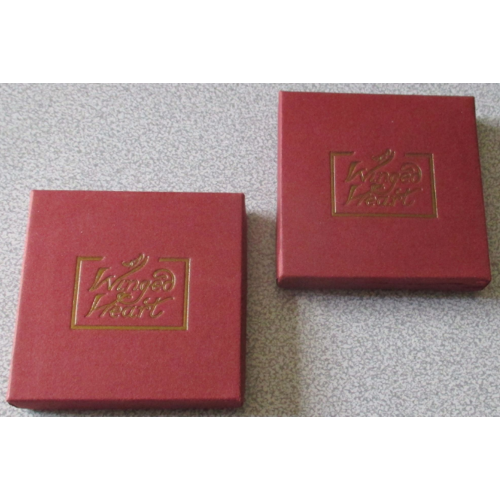 Deux petites boites carton rouge foncé marquées en doré Winged Heart (Coeur ailé)-8.5x8.5x1.5cm-intérieur blanc-vendues vides