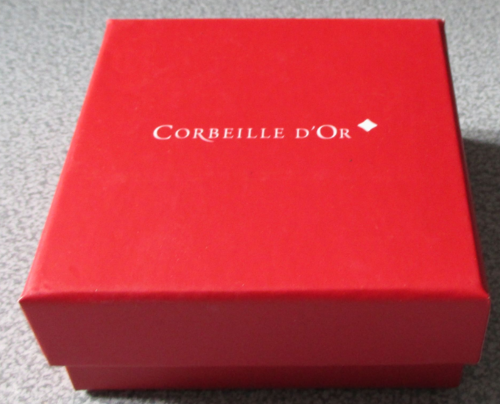 Boite/écrin en carton rouge-intérieur blanc avec coussin mousse de présentation-inscription Corbeille d'Or en lettres blanches-8.8x8.8x3.8cm