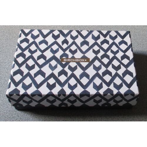 Boite Carton Rigide - Rectangulaire 18x12.5x5cm - Partie Basse Gris Foncé - Couvercle Décoré De Dessins Géométriques Gris Sur Fond Blanc Avec Mention Birchbox Sur Fond Doré - Vendue Vide