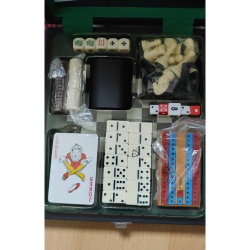 Jeu Divers Dans Une Malette Quelques Petites Accrochures Sur Le Coin Et Le Dessus . Jamais Servie Pions Et Carte Encore Dans L Emballage Plastique 