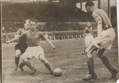 Photo Ancienne Situee - Footballeurs Francais Et Belges S Affrontent