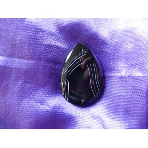 Pendentif En Forme De Larme En Agate Onyx. Noir Et Blanc Avec Superbe Transparence À La Lumière. 4.8 Cm. Magnifique Pierre Aux Couleurs Harmonieuses, Une Véritable Merveille. Lot 1608