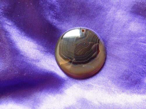 Pendentif Rond En Agate Onyx. Marron Et Noir. 4 Cm. Magnifique Pierre Aux Couleurs Originales. Parfaite Idée Pour Offrir. Lot 1604