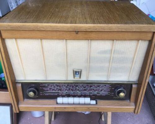Radio ancienne Sonneclair avec tourne disque intègre