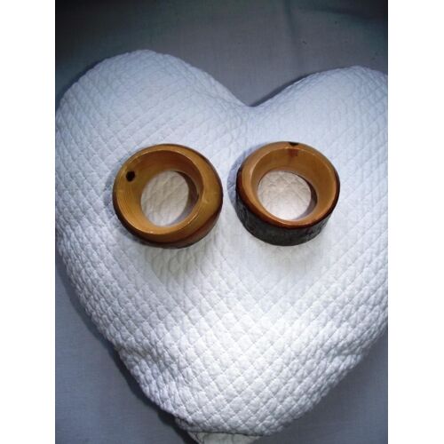 2 Ronds De Serviette En Bois Verni. .