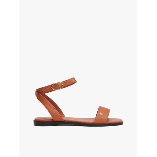 Sandales En Cuir Plaque Monogramme Th Ankle Strap Leather Sandal/cinnamon Bark