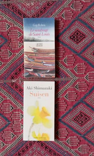 Lot De 2 Romans Chez Actes Sud : Suisen De Aki Shimazaki / Le Naufragé De Saint-Louis De Guy Rohou. Très Bon État.
