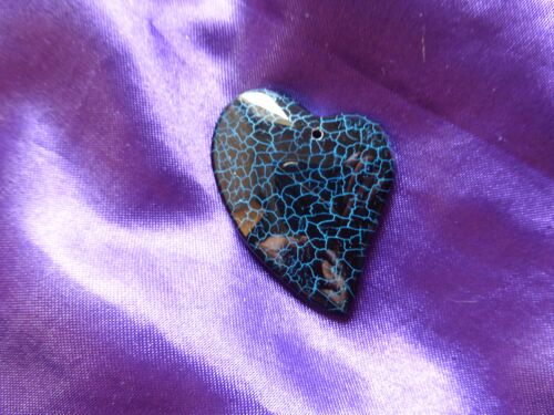 Pendentif Coeur En Agate Onyx. Noir Et Bleu. 5 Cm. Magnifique Pierre Aux Couleurs Harmonieuses Avec Veines De Dragon. Parfaite Idée De Cadeau. Lot 1577