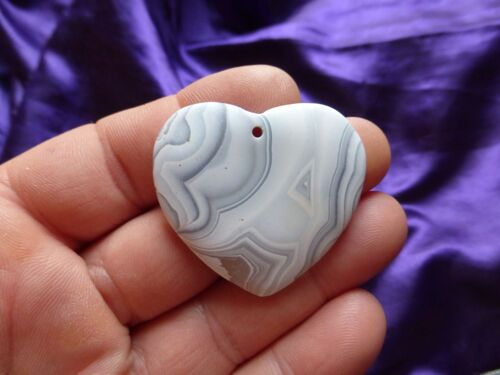 Pendentif Coeur En Agate Onyx. Blanc Et Gris Avec Superbe Transparence À La Lumière. 4.1 Cm. Magnifique Pierre Au Design Original. Une Véritable Merveille. Lot 1498